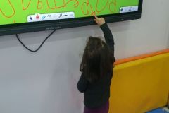 Lesrning to write letter Dd and the color green صف (أ) الفراشات